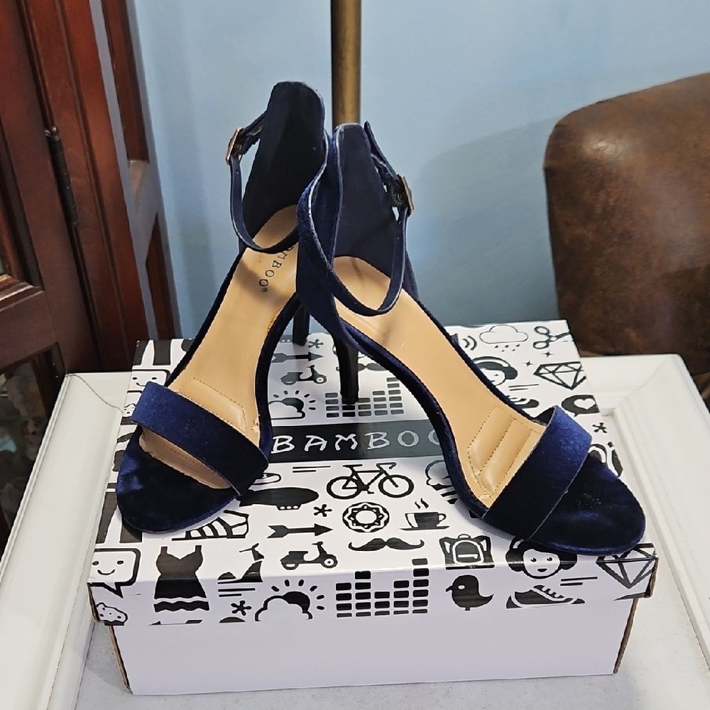 Bamboo Women's Navy Blue Velvet Harleen Heels Size 5.5M